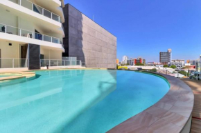 City Views On Pool Level King Bed Or Twin Share